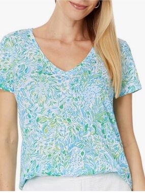 Lilly Pulitzer Etta short sleeve V-neck T-shirt.